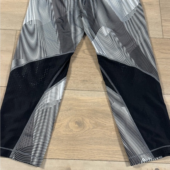 Nike Pro Women’s Black and Gray Hypercool Frequency Leggings with Mesh - Picture 15 of 15